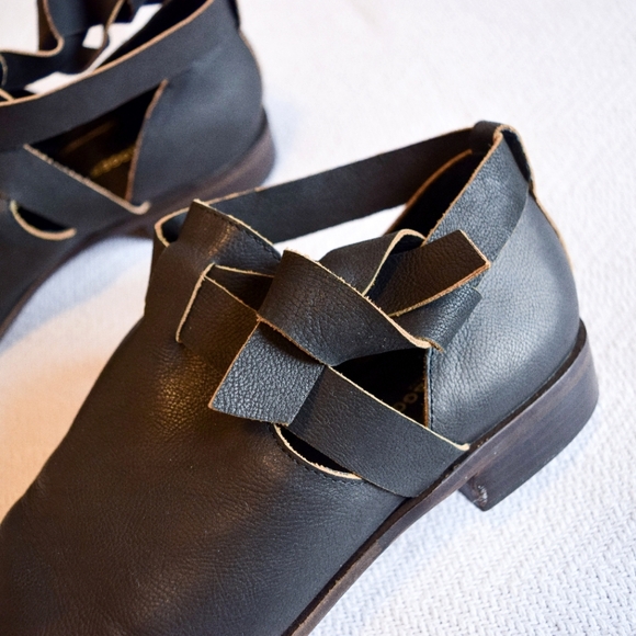 Kelsi Dagger Brooklyn Ashton ankle tie boots in dark navy - Picture 2 of 6